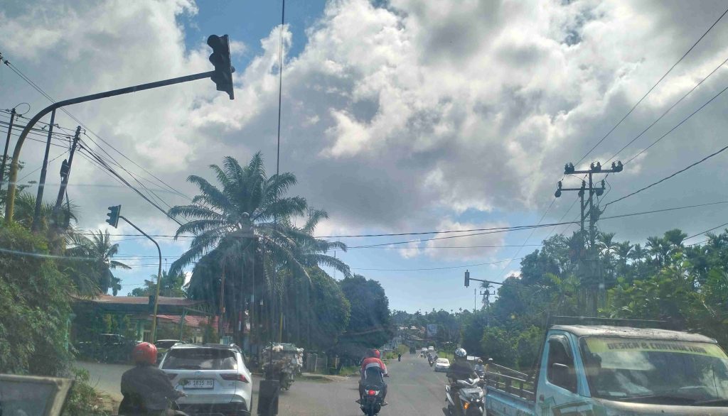 Kondisi lalin yang tidak berfungsi di sepanjang Jl. S. Condronegoro Kec. Manokwari Barat (Selasa, 22 Juli 2025) | Dok. Pegaf.com / Gavier