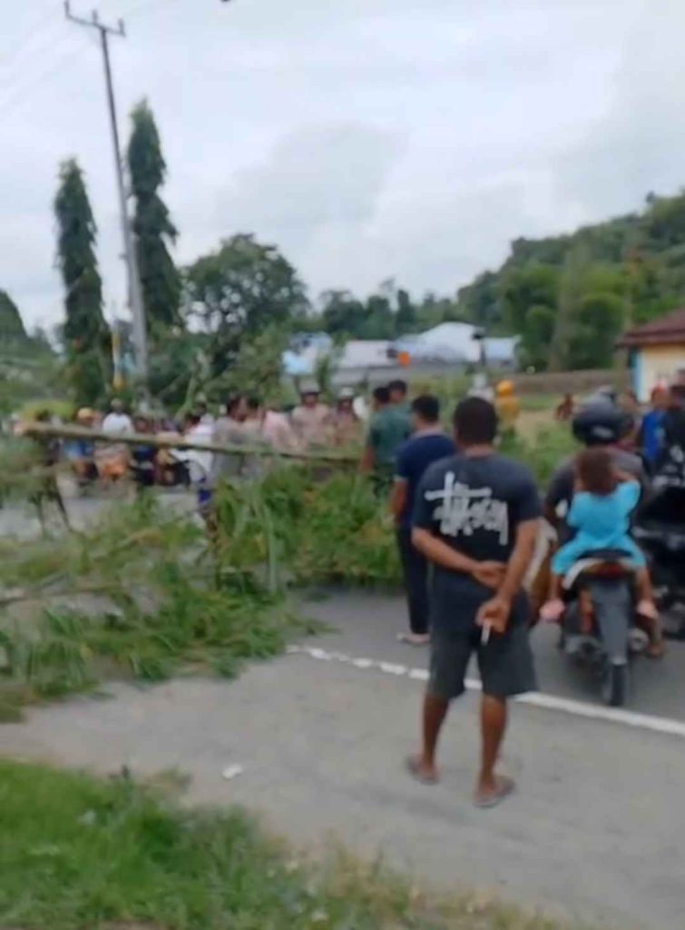 Pemalangan Jalan Manokwari–Maruni, warga menuntut pembayaran honorarium aparat kampung | Dok. Pegaf.com