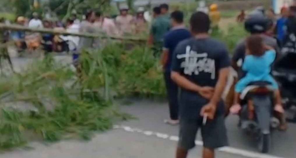 Pemalangan Jalan Manokwari–Maruni, warga menuntut pembayaran honorarium aparat kampung | Dok. Pegaf.com