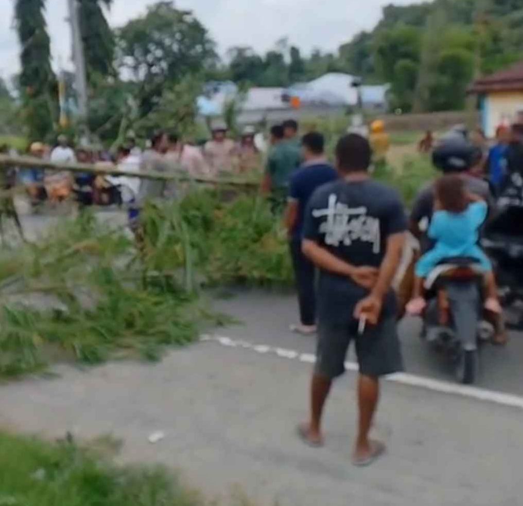 Pemalangan Jalan Manokwari–Maruni, warga menuntut pembayaran honorarium aparat kampung | Dok. Pegaf.com