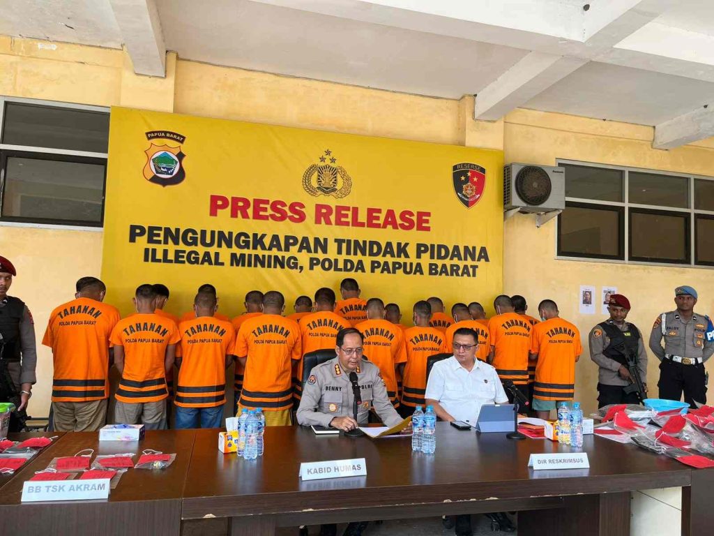 Polda Papua Barat merilis hasil penangkapan aktivitas penambangan emas ilegal di aliran Sungai Wariori, Manokwari. | Dok. klikpapua / Gemelin