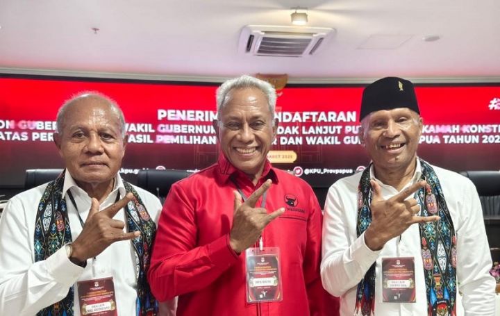 Ketua DPP PDIP Komarudin Watubun mendampingi Benhur Tomi Mano (kanan) dan Constant Karma (kiri) mendaftar ke KPU Papua | Dok. Metrotvnews.com