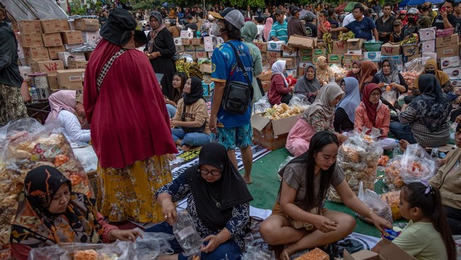 Sejumlah sukarelawan membantu menyortir donasi makanan ringan untuk demo besar-besaran mengecam Bupati Pati Sudewo besok. | Dok. ANTARA / Aji Styawan