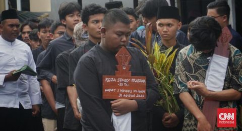 Prosesi Pemakaman Rheza Sendy Pratama. | Dok. CNN Indonesia