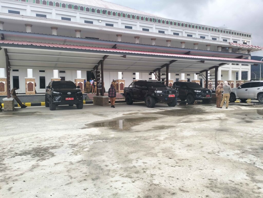 Kendaraan Dinas Bupati, Wakil Bupati, dan Sekda Kab Pegaf | Dok. Pegaf.com / Gavier