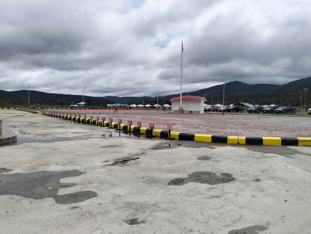 Suasana lapangan halaman Kantor Bupati Ullong, apel ditiadakan tanpa informasi resmi. | Dok. Pegaf.com / Gavier