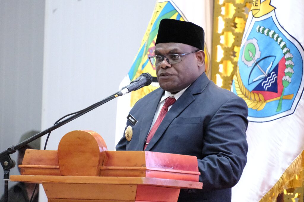Gubernur Meki Nawipa dalam sambutaanya saat dimandatkan mewakili Menteri Dalam Negeri melantik Bupati dan Wakil Bupati Kabupaten Puncak dan Kabupaten Mimika di Ballroom Kantor Gubernur, Bandara Lama Nabire, Selasa, 25 Maret 2025 | Dok. puncakkab.go.id