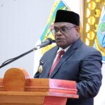Gubernur Meki Nawipa dalam sambutaanya saat dimandatkan mewakili Menteri Dalam Negeri melantik Bupati dan Wakil Bupati Kabupaten Puncak dan Kabupaten Mimika di Ballroom Kantor Gubernur, Bandara Lama Nabire, Selasa, 25 Maret 2025 | Dok. puncakkab.go.id